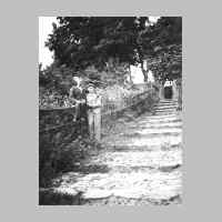 022-0085 Erich Grube und Werner Kuhr auf der Steintreppe zum Kirchhof. Die Himmelsleiter beim Gasthaus Peterson..jpg